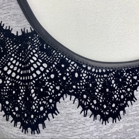 Roz & Ali Large Sleeveless Blouse - Picture 5 of 6